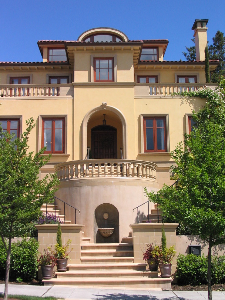 Esempio della facciata di una casa gialla mediterranea