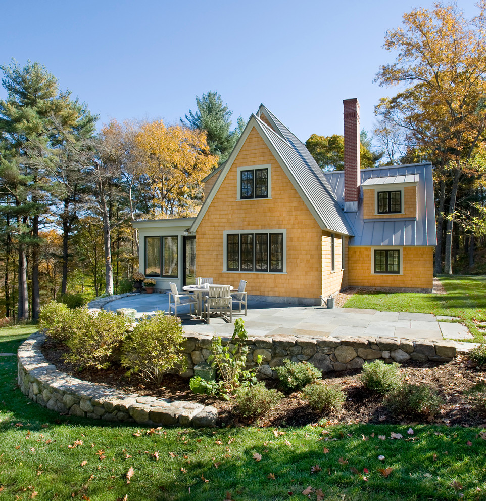 Idee per la facciata di una casa piccola beige country a due piani con rivestimento in legno e tetto a capanna