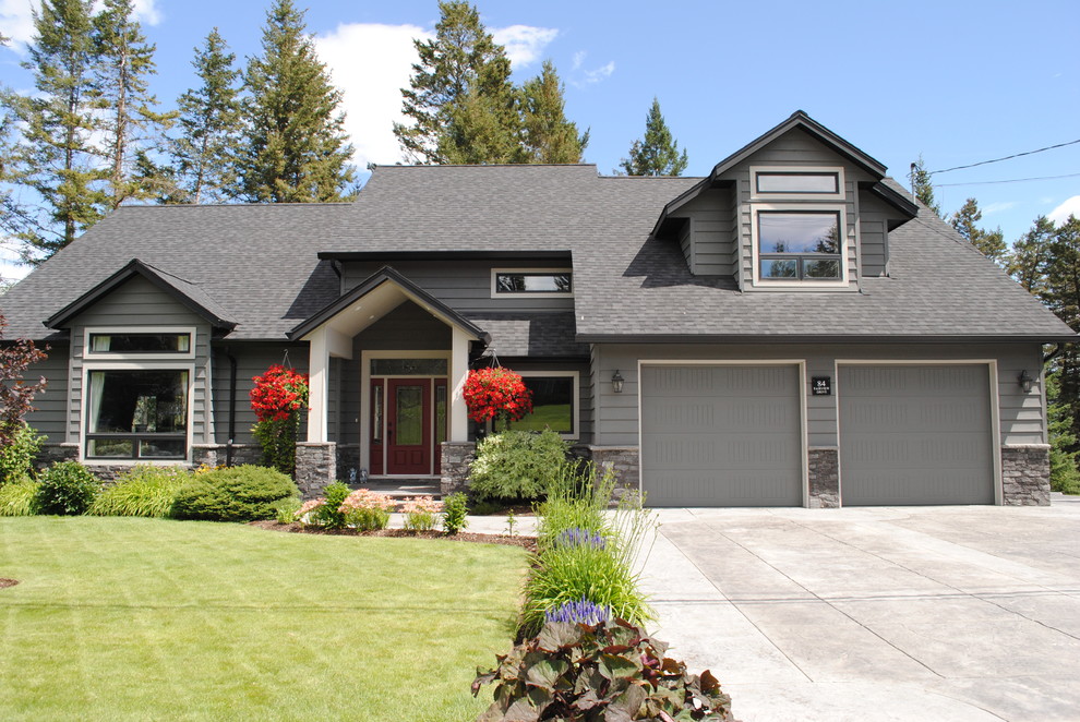 Mittelgroßes, Zweistöckiges Rustikales Haus mit Mix-Fassade, grauer Fassadenfarbe und Satteldach in Vancouver