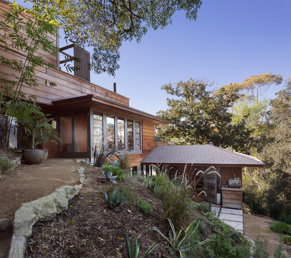 Источник вдохновения для домашнего уюта: трехэтажный, деревянный, коричневый частный загородный дом в стиле ретро