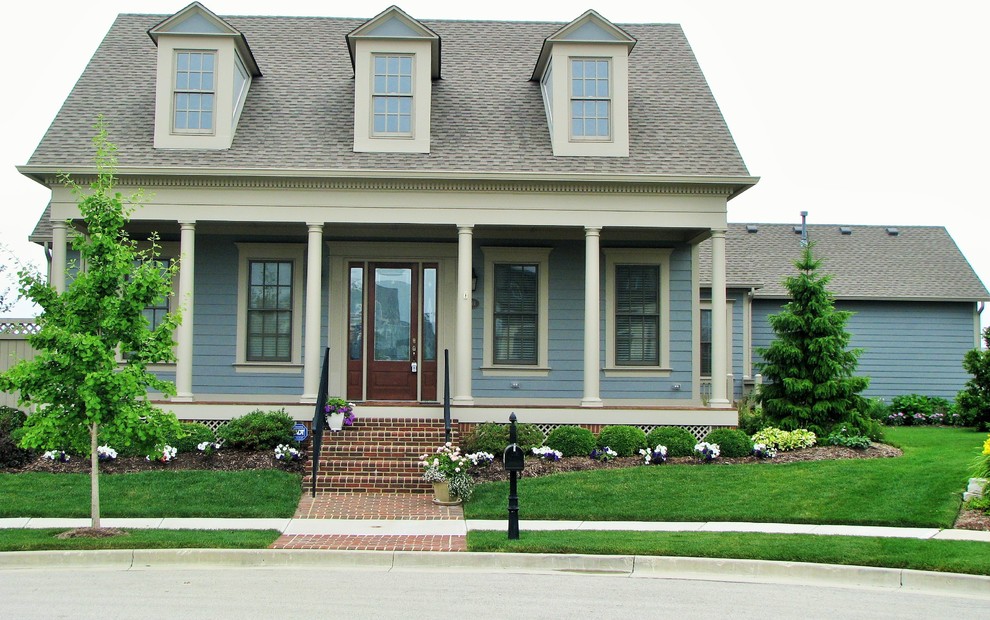 Klassisches Haus mit blauer Fassadenfarbe in Indianapolis