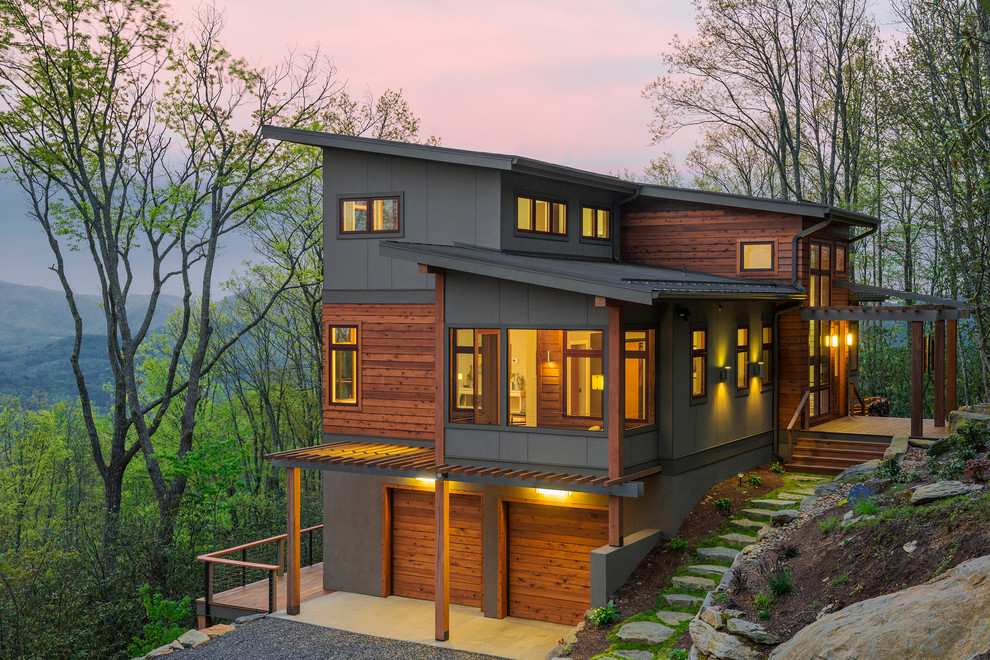 Idée de décoration pour une façade de maison design en bois avec un toit en appentis.