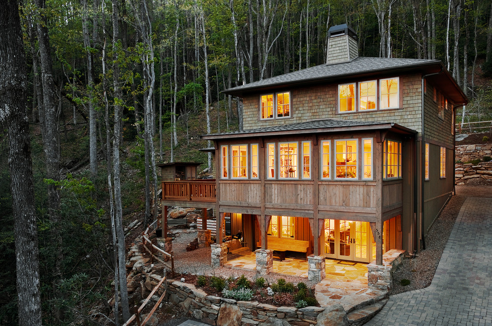 Cette photo montre une façade de maison montagne en bois avec un toit à quatre pans.