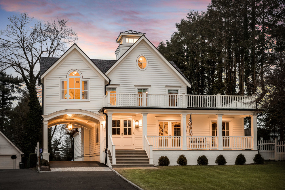 Inspiration pour une grande façade de maison blanche design en bois à deux étages et plus avec un toit à deux pans et un toit mixte.