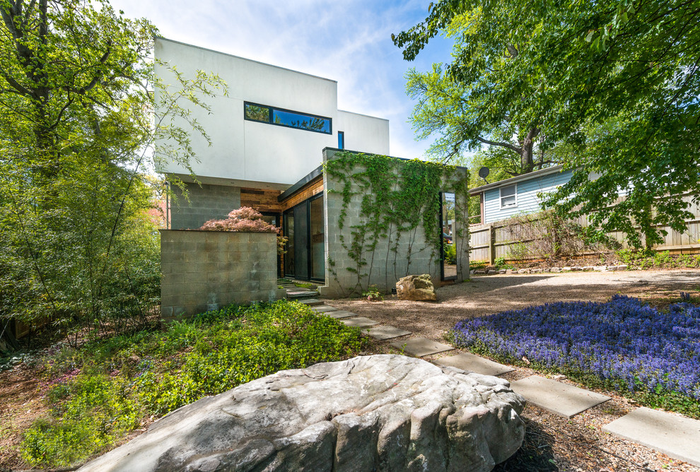 Photo of a white modern two floor house exterior in Atlanta.