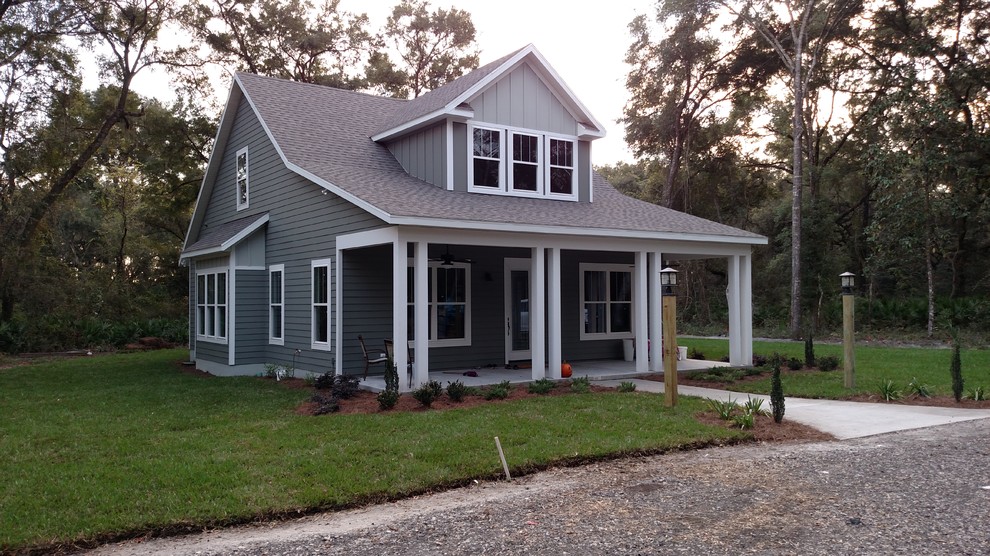 Inspiration for a mid-sized cottage gray two-story exterior home remodel in Tampa with a shingle roof