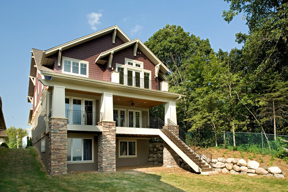 Großes, Dreistöckiges Klassisches Einfamilienhaus mit Mix-Fassade, bunter Fassadenfarbe, Satteldach und Schindeldach in Grand Rapids
