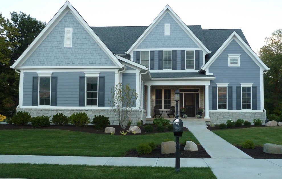 Ejemplo de fachada de casa azul de estilo americano de tamaño medio de dos plantas con revestimientos combinados, tejado a dos aguas y tejado de teja de madera