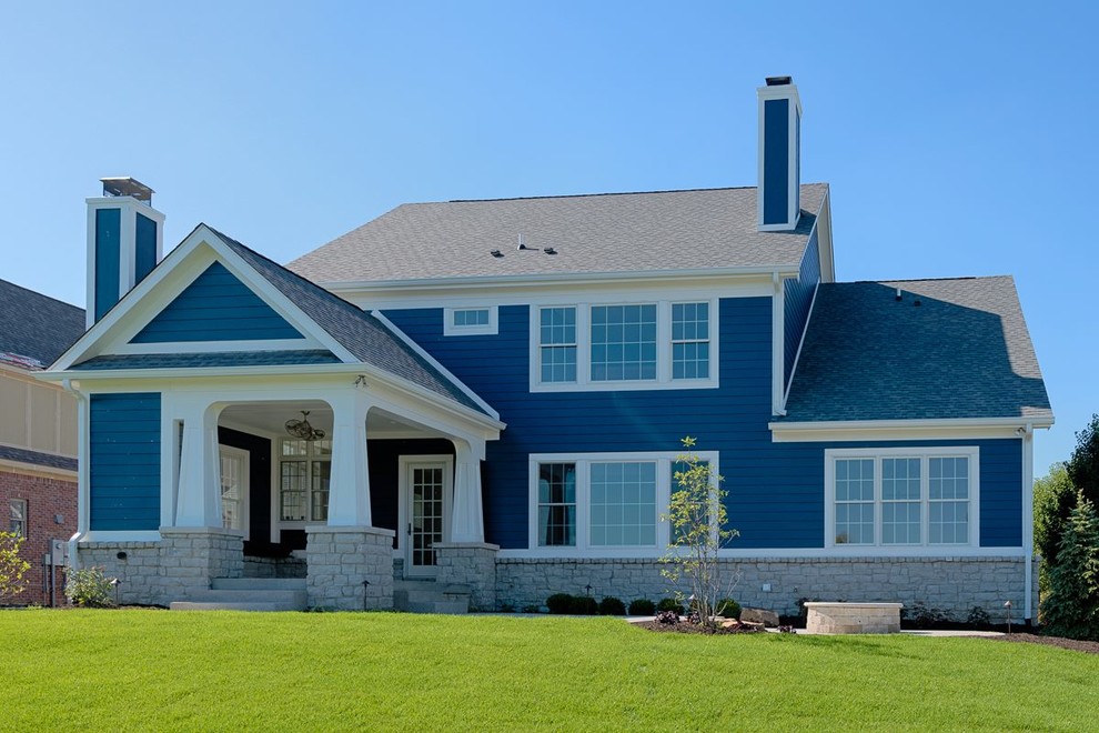 Foto della villa grande blu american style a un piano con rivestimenti misti, tetto a capanna e copertura a scandole
