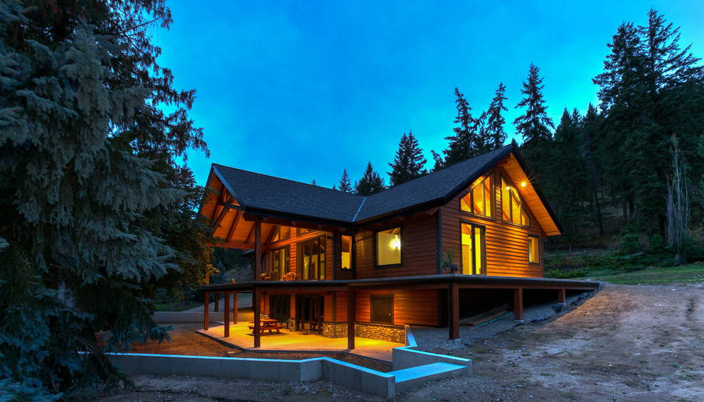 Zweistöckige Rustikale Holzfassade Haus mit Satteldach in Vancouver