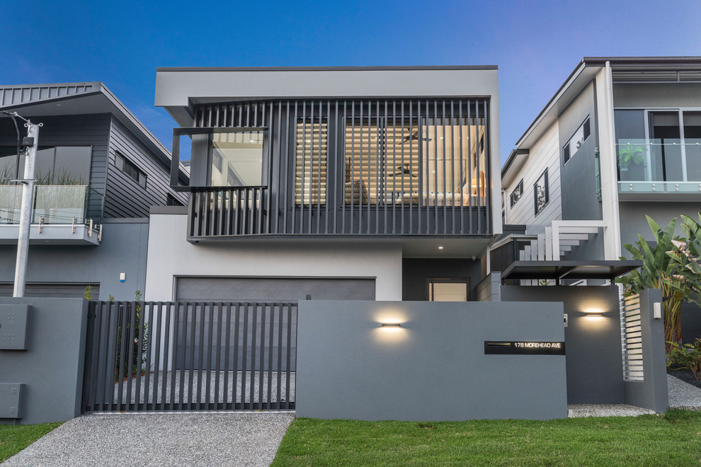Mittelgroßes, Zweistöckiges Modernes Einfamilienhaus mit Backsteinfassade, grauer Fassadenfarbe, Flachdach und Blechdach in Brisbane
