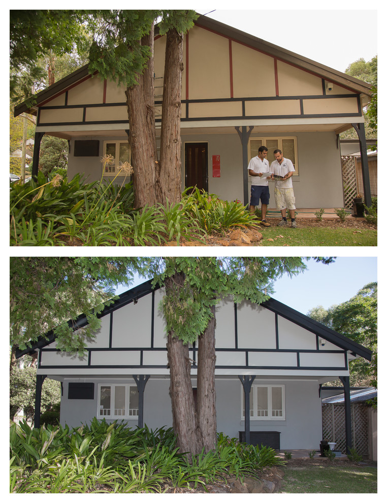 Ejemplo de fachada de casa vintage de tamaño medio de dos plantas con revestimientos combinados, tejado a dos aguas y tejado de teja de barro