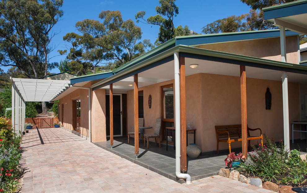 Mittelgroßes, Einstöckiges Modernes Einfamilienhaus mit Lehmfassade, beiger Fassadenfarbe, Pultdach und Blechdach in Adelaide
