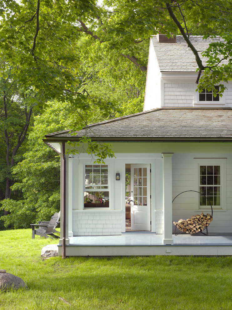 Foto de fachada de casa blanca clásica de tamaño medio de una planta con revestimientos combinados, tejado de un solo tendido y tejado de teja de madera