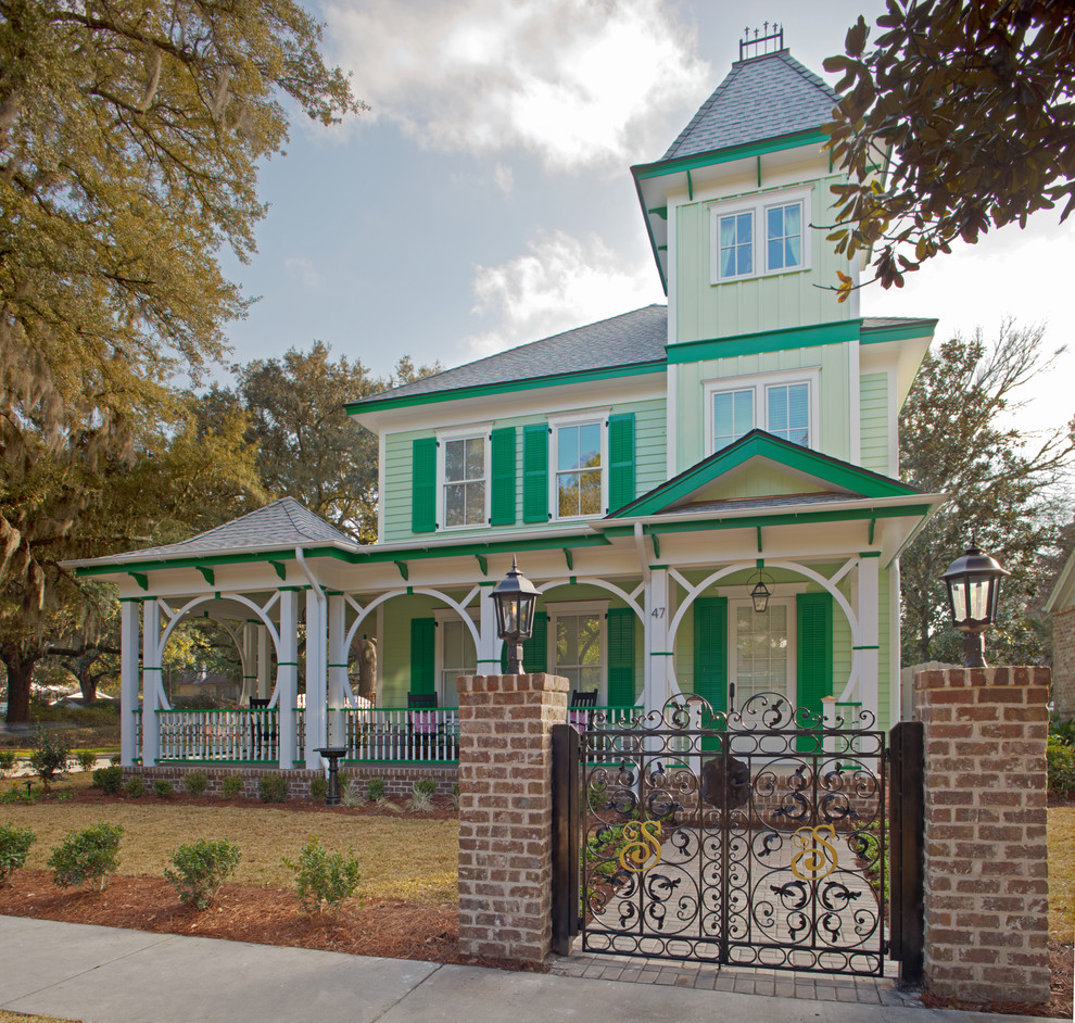 Стильный дизайн: трехэтажный, зеленый дом в викторианском стиле - последний тренд