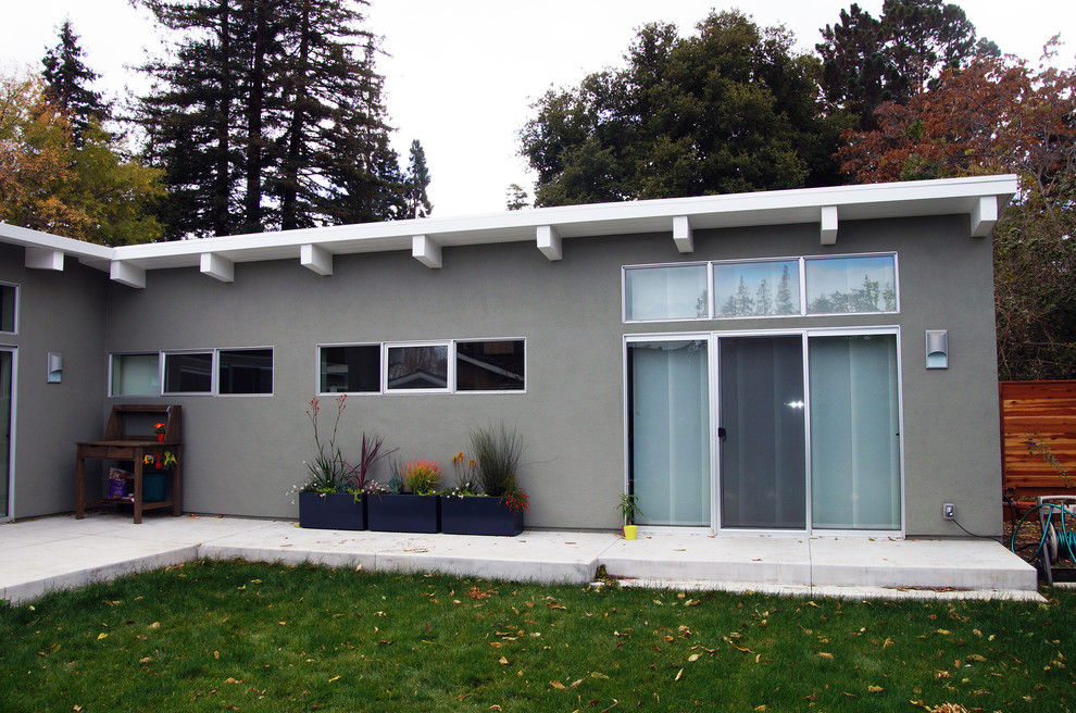 サンフランシスコにあるミッドセンチュリースタイルのおしゃれな家の外観の写真