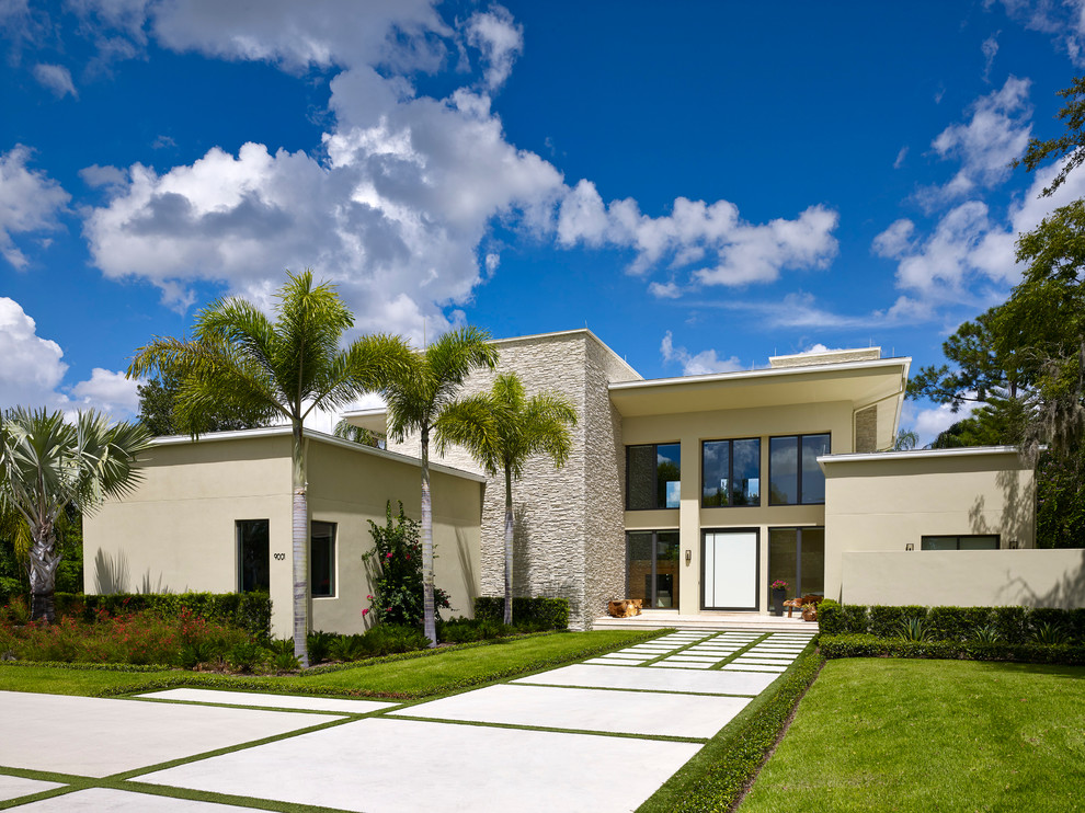 Modernes Haus mit beiger Fassadenfarbe in Orlando