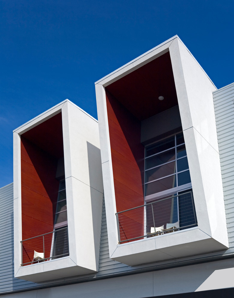 Aménagement d'une façade de maison grise moderne de taille moyenne et à deux étages et plus avec un revêtement mixte.