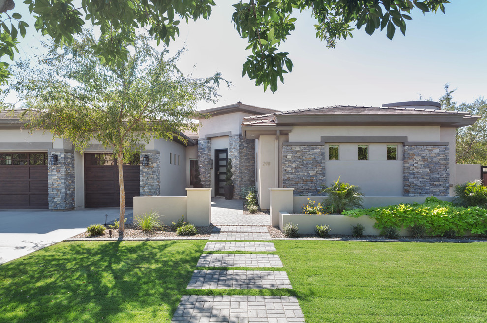 Großes, Einstöckiges Eklektisches Einfamilienhaus mit Putzfassade, grauer Fassadenfarbe, Satteldach und Ziegeldach in Phoenix