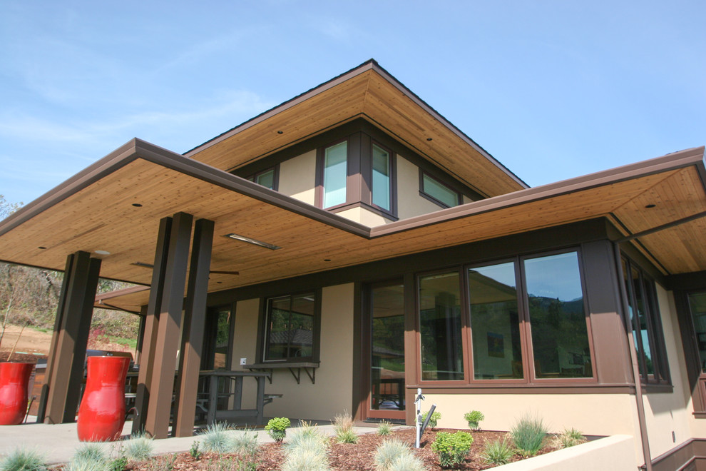 Imagen de fachada de casa beige clásica renovada grande de dos plantas con revestimiento de estuco y tejado plano