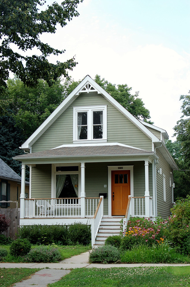 Идея дизайна: маленький, двухэтажный, зеленый дом в викторианском стиле с двускатной крышей для на участке и в саду