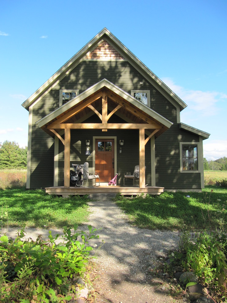 Ispirazione per la villa piccola verde country a due piani con rivestimento in legno e tetto a capanna