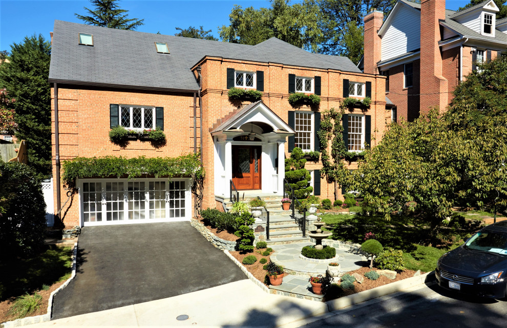 Aménagement d'une grande façade de maison orange classique en brique à deux étages et plus avec un toit à deux pans et un toit mixte.