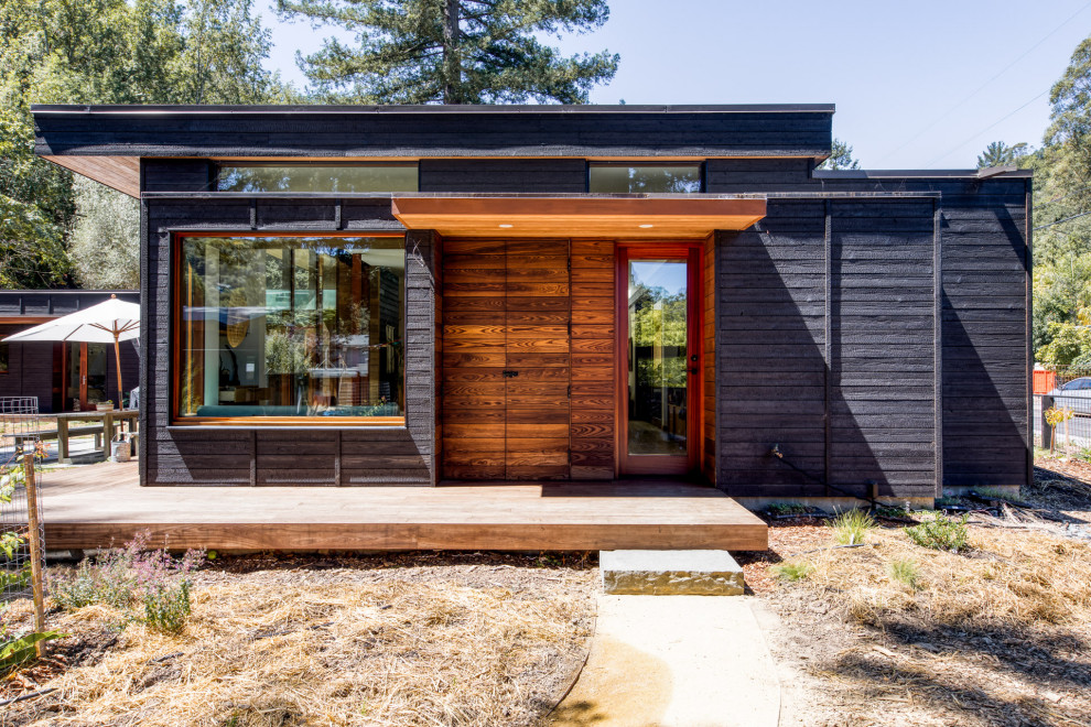 Einstöckige Moderne Holzfassade Haus mit schwarzer Fassadenfarbe in San Francisco