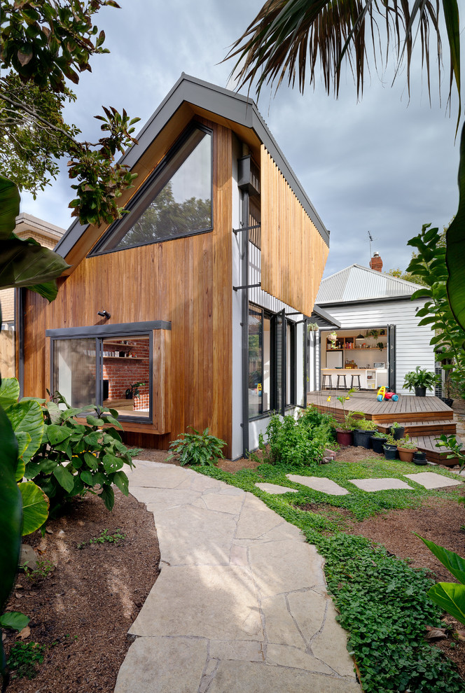 Inspiration för moderna bruna hus, med två våningar, blandad fasad, pulpettak och tak i metall