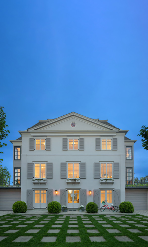 Esempio della villa beige a tre piani