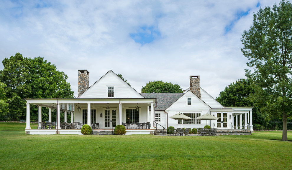 Свежая идея для дизайна: белый дом в классическом стиле - отличное фото интерьера
