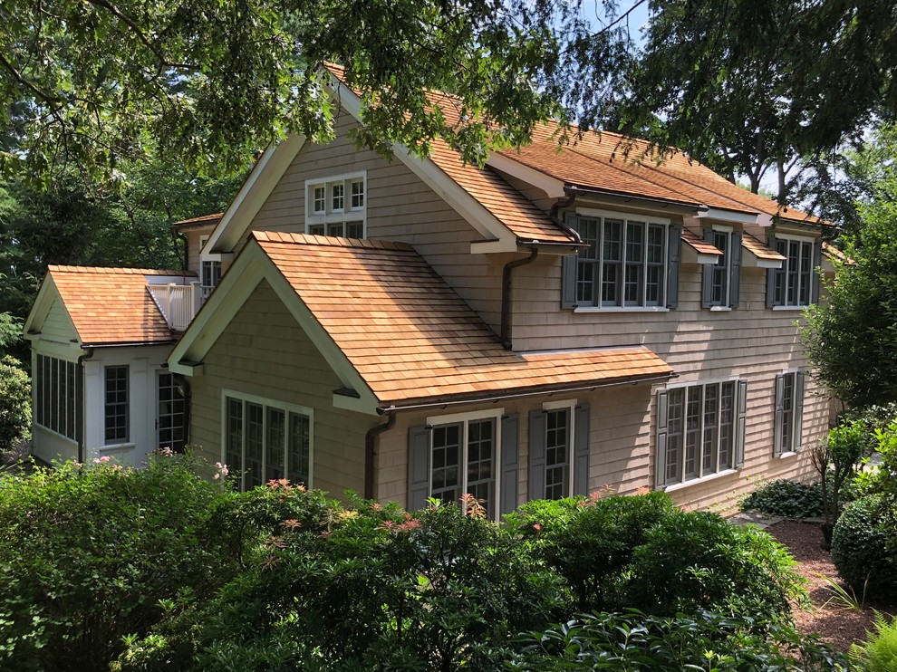 Großes, Zweistöckiges Uriges Einfamilienhaus mit beiger Fassadenfarbe, Satteldach und Schindeldach in Bridgeport