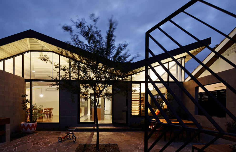 Стильный дизайн: одноэтажный, серый дом в современном стиле с облицовкой из бетона - последний тренд