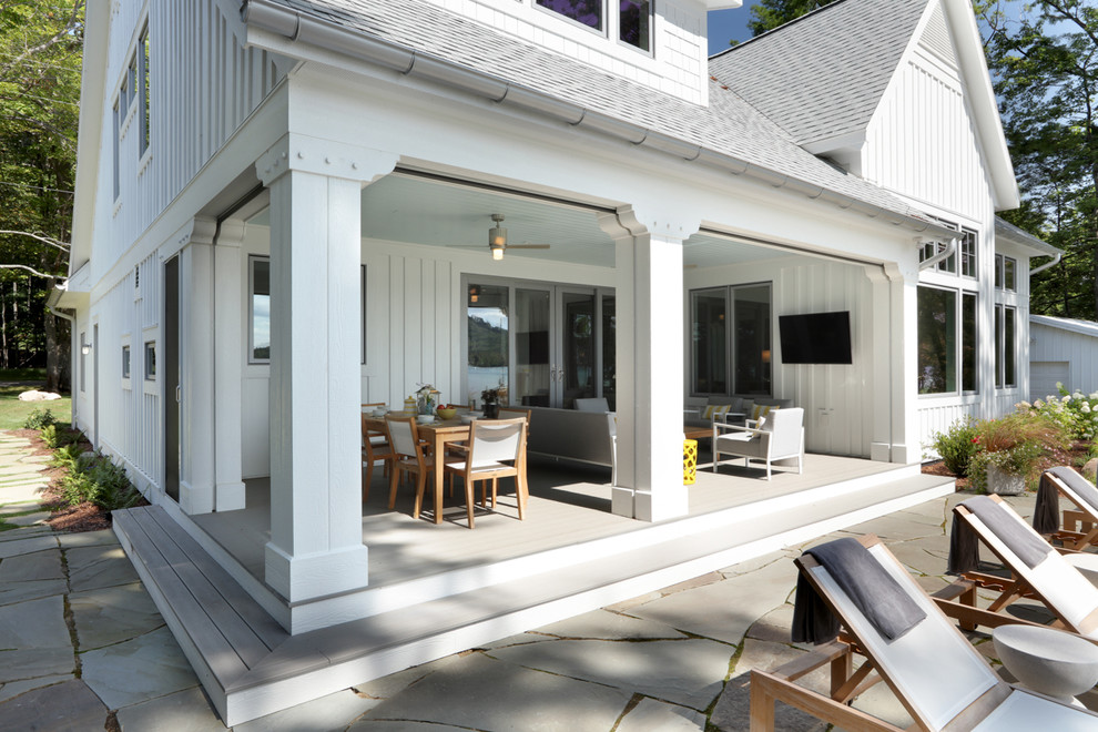Diseño de fachada de casa blanca clásica de tamaño medio de dos plantas con tejado a dos aguas, tejado de varios materiales y revestimientos combinados