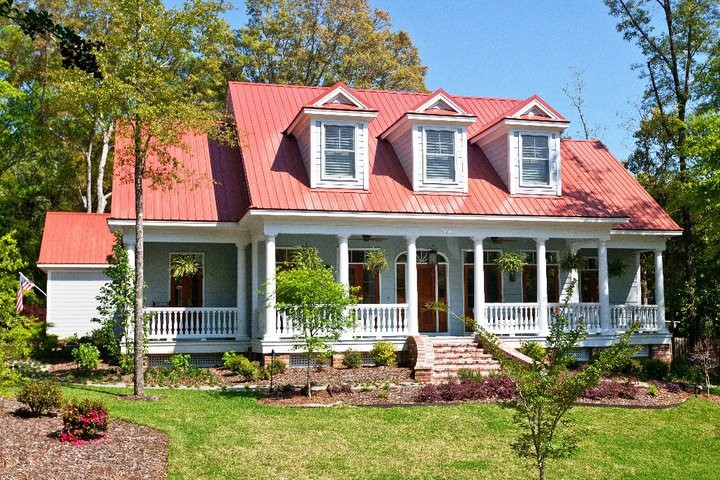 Стильный дизайн: двухэтажный, синий, большой дом в современном стиле с облицовкой из винила и односкатной крышей - последний тренд