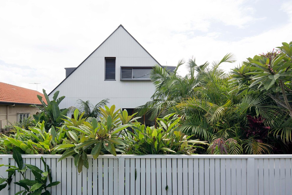 На фото: двухэтажный, белый частный загородный дом среднего размера в современном стиле с облицовкой из ЦСП, двускатной крышей и металлической крышей с