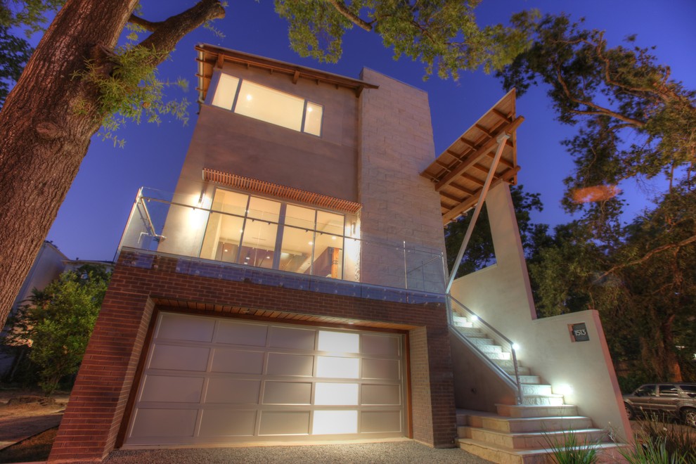 Großes, Dreistöckiges Modernes Einfamilienhaus mit Mix-Fassade, grauer Fassadenfarbe, Pultdach und Blechdach in Houston