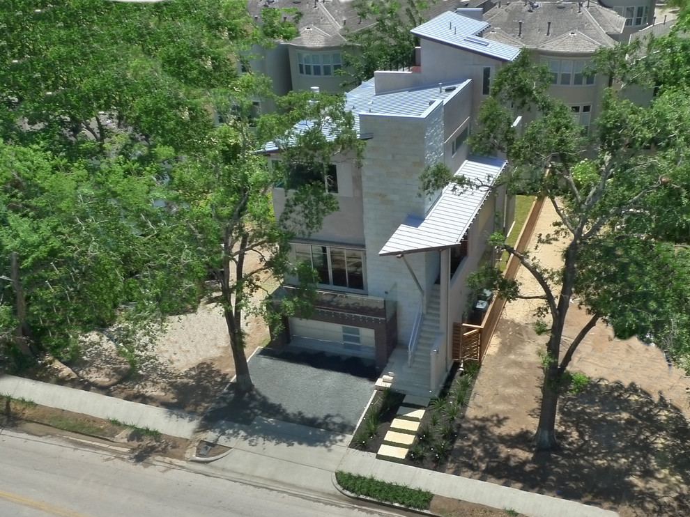 Modelo de fachada de casa gris minimalista grande de tres plantas con revestimientos combinados, tejado de un solo tendido y tejado de metal