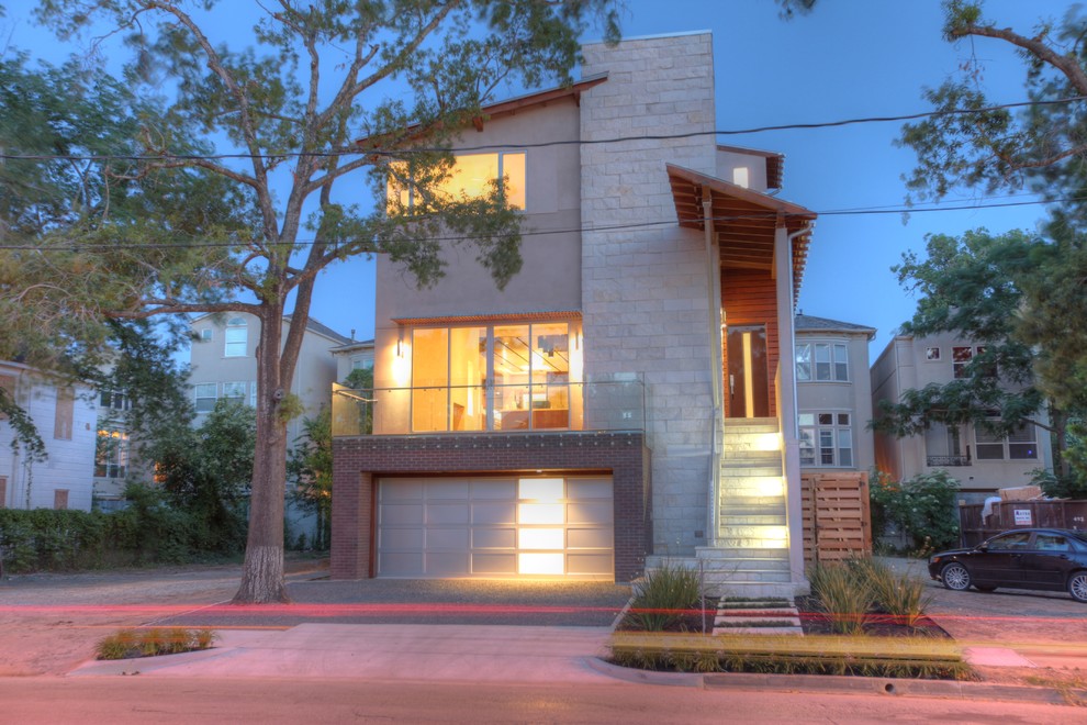 Großes, Dreistöckiges Modernes Einfamilienhaus mit Mix-Fassade, grauer Fassadenfarbe, Pultdach und Blechdach in Houston