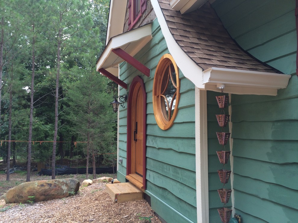 Kleine, Zweistöckige Eklektische Holzfassade Haus mit grüner Fassadenfarbe in Raleigh