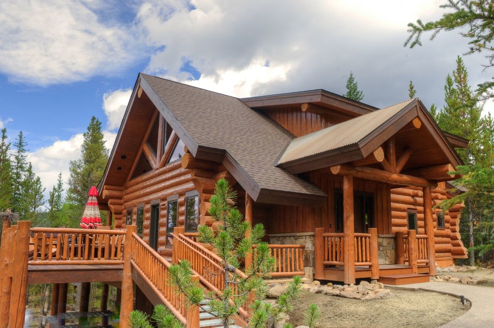 Foto de fachada de casa marrón rural de tamaño medio de una planta con revestimiento de madera, tejado a dos aguas y tejado de teja de madera