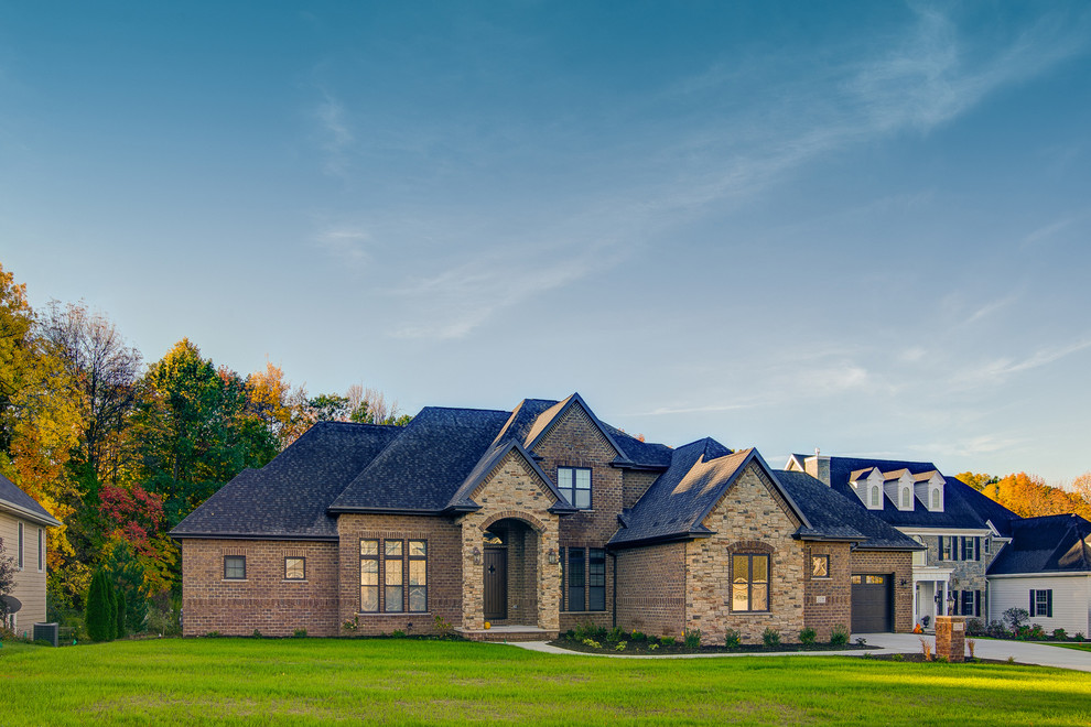 Mittelgroßes, Zweistöckiges Klassisches Einfamilienhaus mit Mix-Fassade, brauner Fassadenfarbe, Satteldach und Schindeldach in Milwaukee