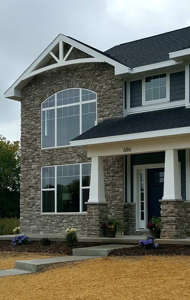 Idee per la facciata di una casa a schiera grigia american style a due piani con rivestimento in vinile