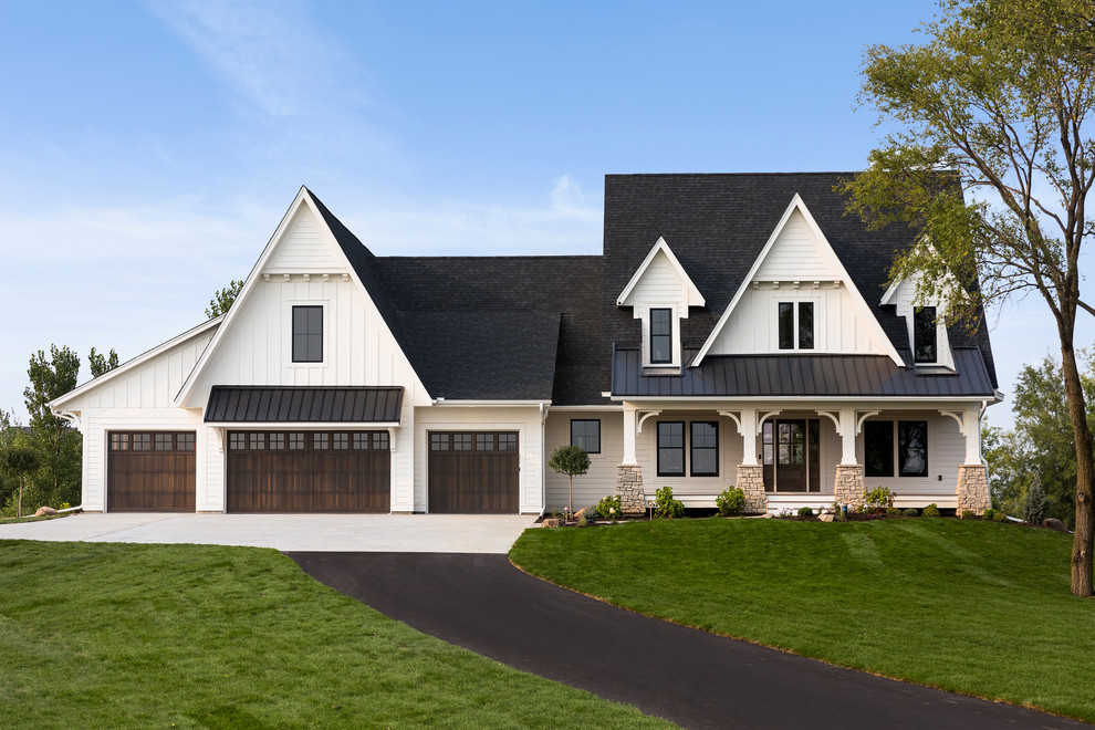 Zweistöckiges Klassisches Einfamilienhaus mit weißer Fassadenfarbe, Satteldach, Misch-Dachdeckung und Dachgaube in Minneapolis
