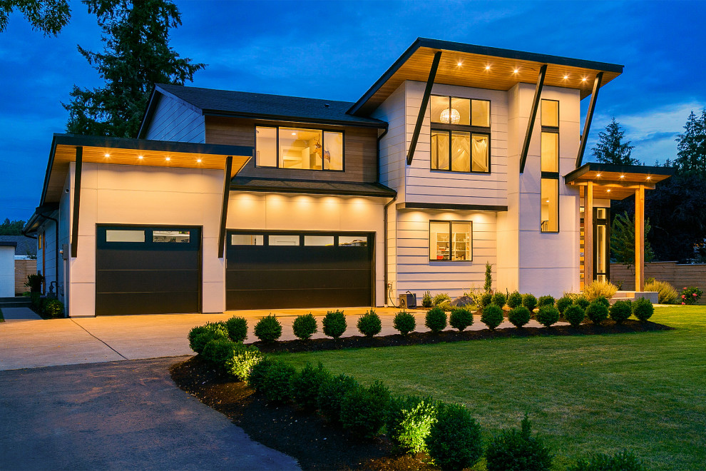 Zweistöckiges Modernes Einfamilienhaus mit Faserzement-Fassade, weißer Fassadenfarbe, Pultdach und Schindeldach in Seattle
