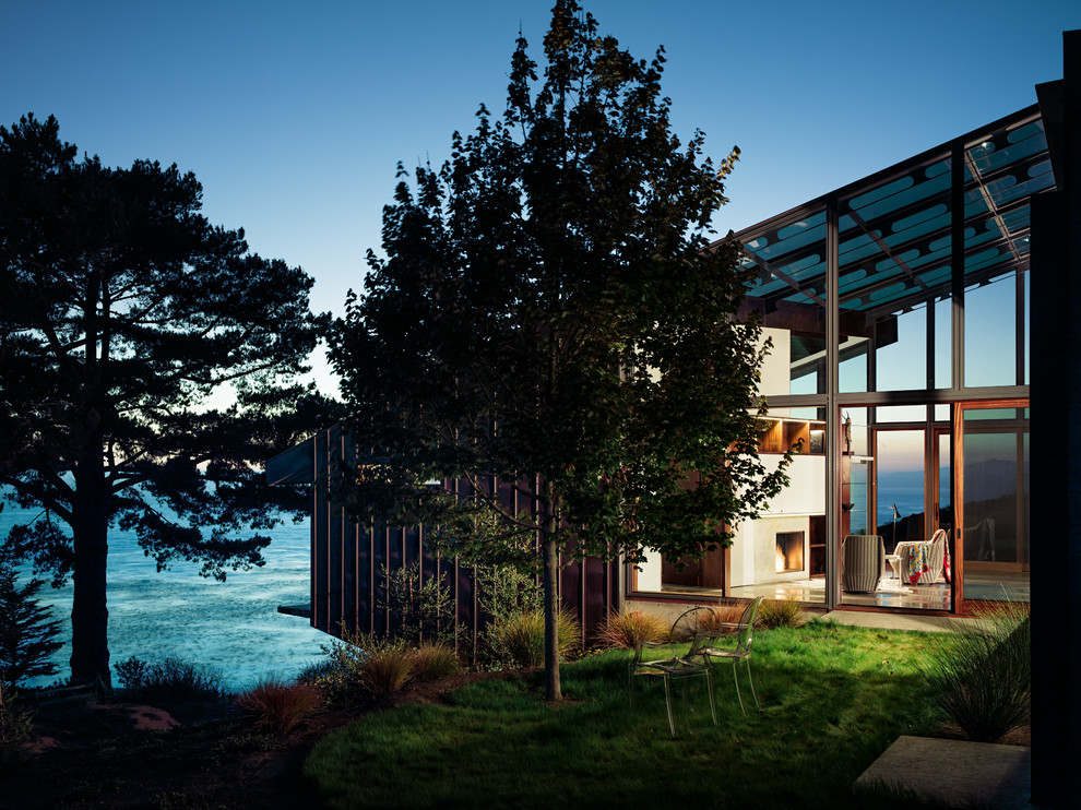 Свежая идея для дизайна: одноэтажный, стеклянный дом среднего размера в современном стиле - отличное фото интерьера
