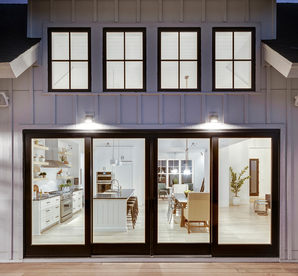 Landhaus Einfamilienhaus mit weißer Fassadenfarbe in Minneapolis