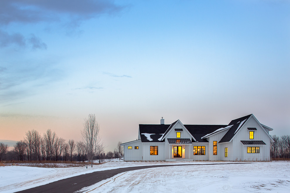 Imagen de fachada de casa blanca campestre de dos plantas con tejado a dos aguas