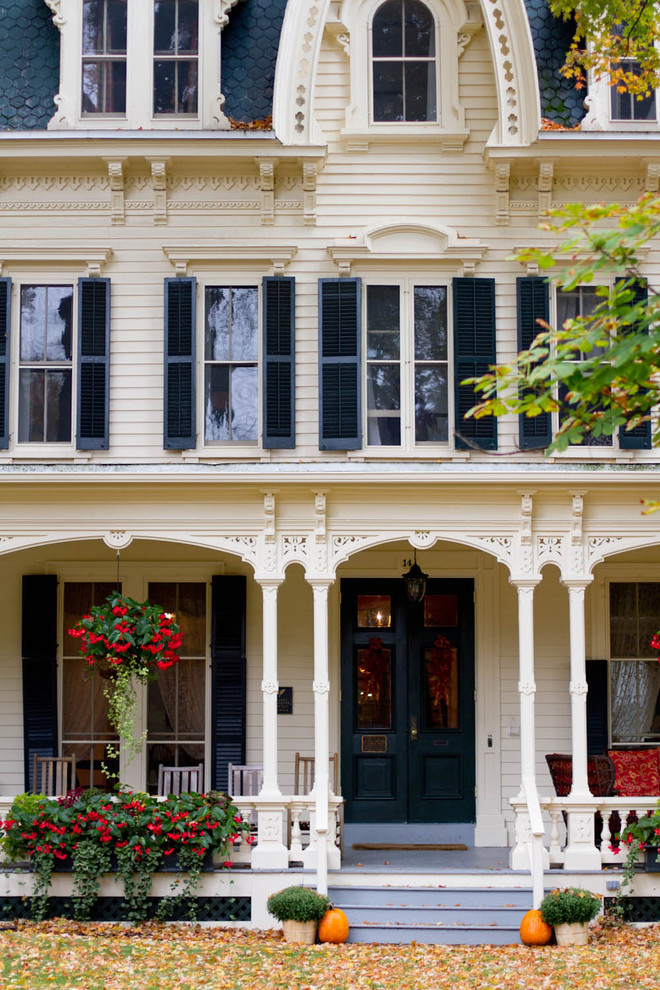 Dreistöckige Klassische Holzfassade Haus mit weißer Fassadenfarbe in New York