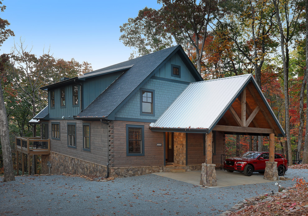 Réalisation d'une façade de maison marron craftsman en panneau de béton fibré de taille moyenne et à deux étages et plus avec un toit à deux pans.